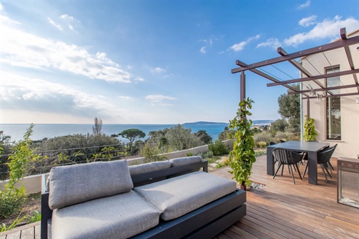 Cap d'Ail, contemporary renovated villa with swimming-pool and gorgeous sea view