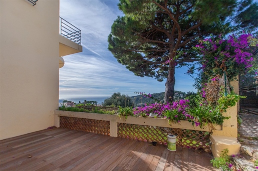 Villefranche-Sur-Mer, superb 2 bedroom apartment fully renovated, with a large terrace and garden
