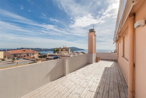 Villefranche sur Mer, 3-bedroom top floor apartment with terrace and sea view