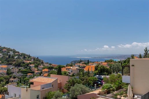 5 room apartment with large terrace and sea view iN Villefranche-sur-Mer
