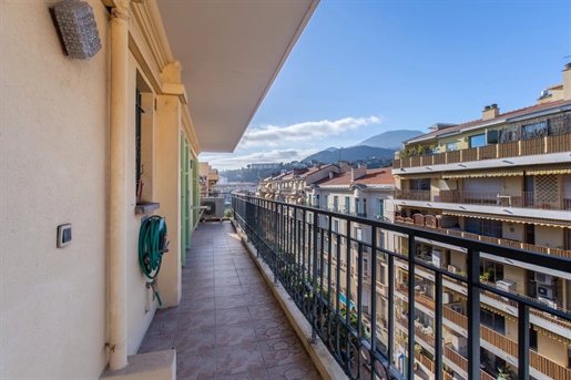 Center of Menton, large and bright 3 room apartment with terrace and panoramic view