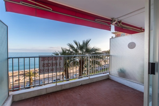 Menton, facing the sea, in a luxury residence, large 2-beroom apartment with terrace and balcony