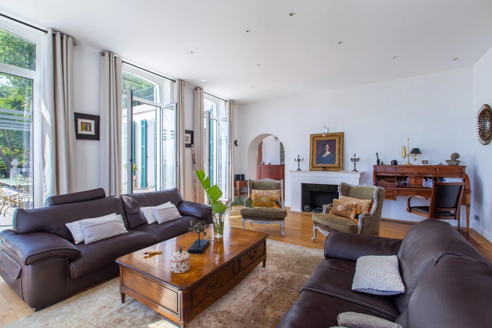 Art Deco villa with panoramic sea view in Nice