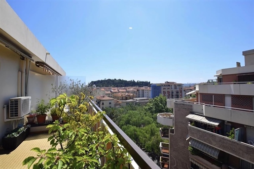Top floor 2 room apartment with West facing terrace in Nice