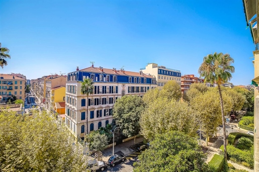 Nice Dubouchage, superb 2 rooms apartment renovated onto a south facing terrace