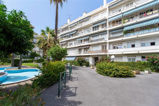 Nice, Valrose area, large one-bedroom apartment with terrace, cellar and parking space, for renovati