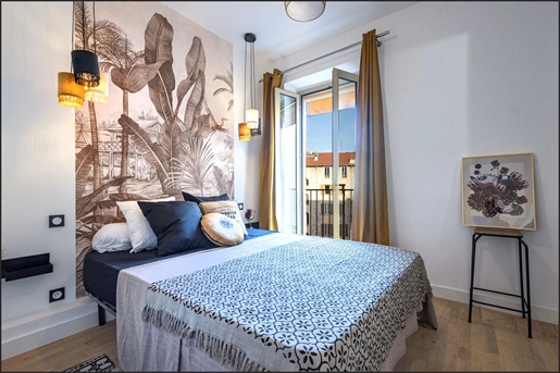 At 2 steps from Place Masséna, superb 1 bedroom apartment onto a balcony