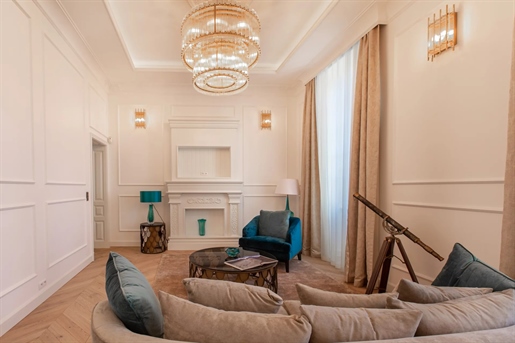 Gorgeous 100 sqm apartment with a magical view of the Cours Saleya in Nice