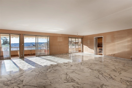 Nice Cimiez, grand 4 pièces de 153 m² à rénover, avec terrasses, solarium et garage