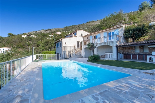 Aspremont, belle villa néo-provençale avec piscine et décoration contemporaine