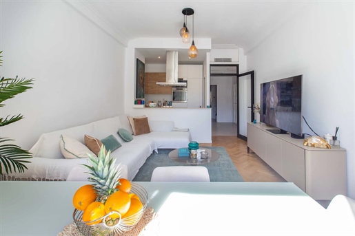 Nice Carré d'or, superb 3-bedroom renovated apartment with a small sunnyterrace