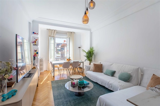 Nice Carré d'or, superb 3-bedroom renovated apartment with a small sunnyterrace