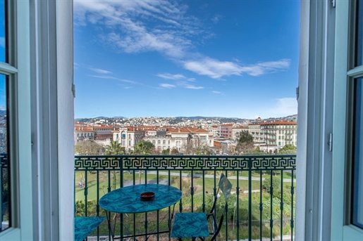 Nice Old Town, superb 3-bedroom renovated apartment with balcony and a superb view