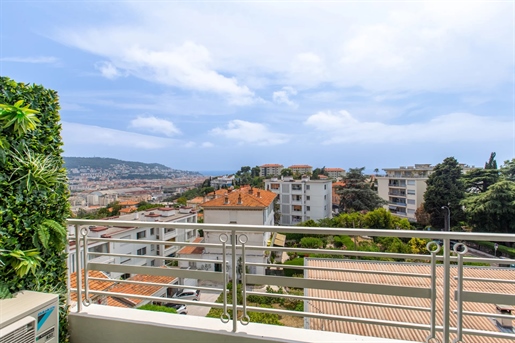 Nice Cimiez, in a modern gated residence, superb renovated 3-bedroom apartment with panoramic view