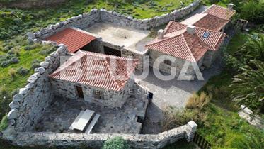 Vila Italiana Construida Com Pedra Toscana | Porto Santo