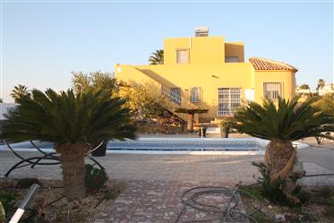 For sale House with pool and garden.