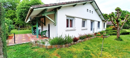 3 bedroom house, double garage, 1222 m² of enclosed land.