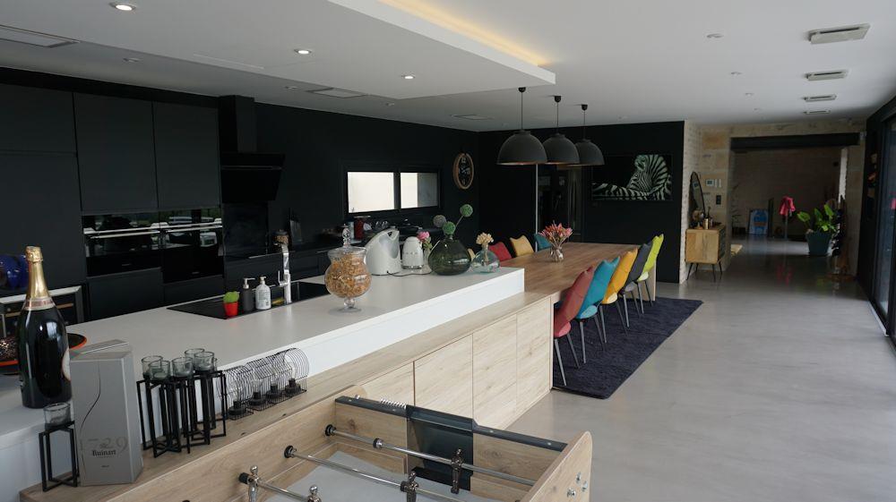 House combining the old and the contemporary. Excellent services.
