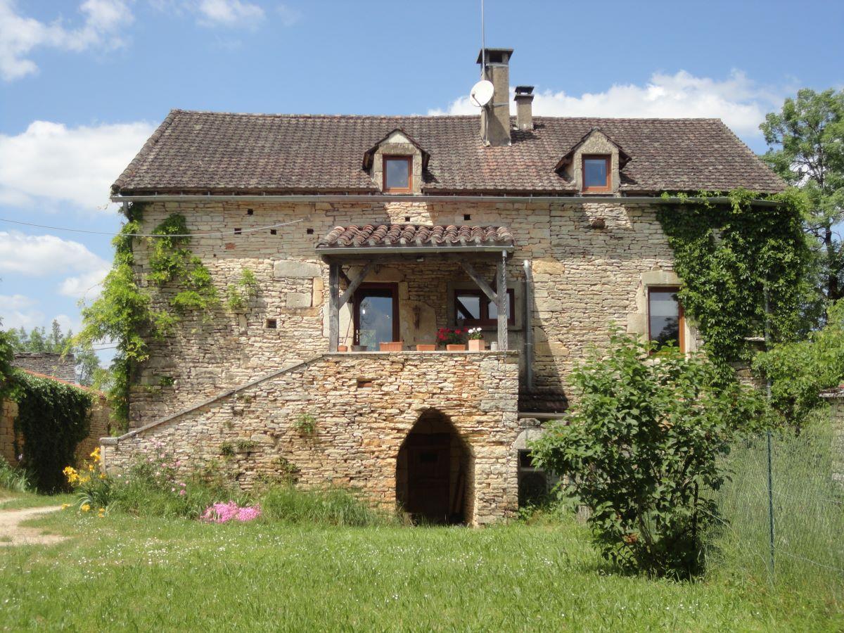 In a hamlet near Crayssac, stone house in excellent condition, with outbuildings.