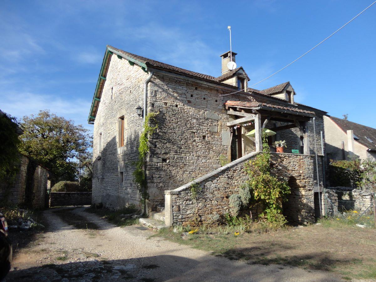 In a hamlet near Crayssac, stone house in excellent condition, with outbuildings.