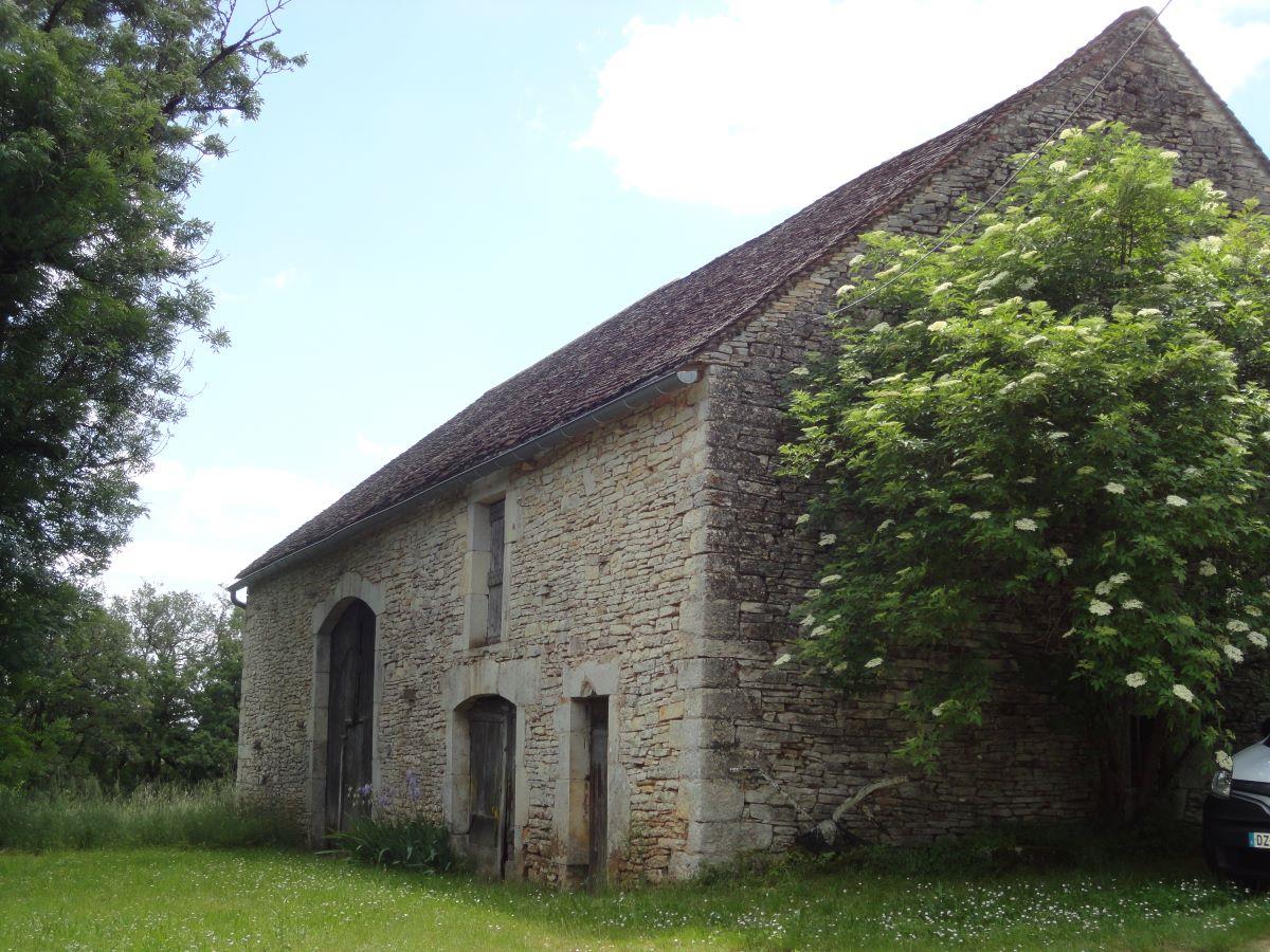 In a hamlet near Crayssac, stone house in excellent condition, with outbuildings.