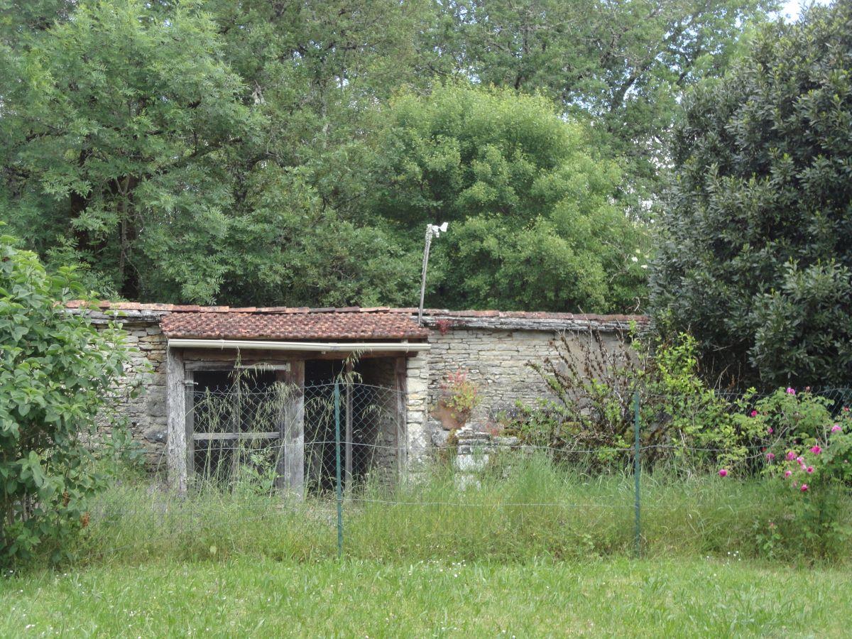 In a hamlet near Crayssac, stone house in excellent condition, with outbuildings.