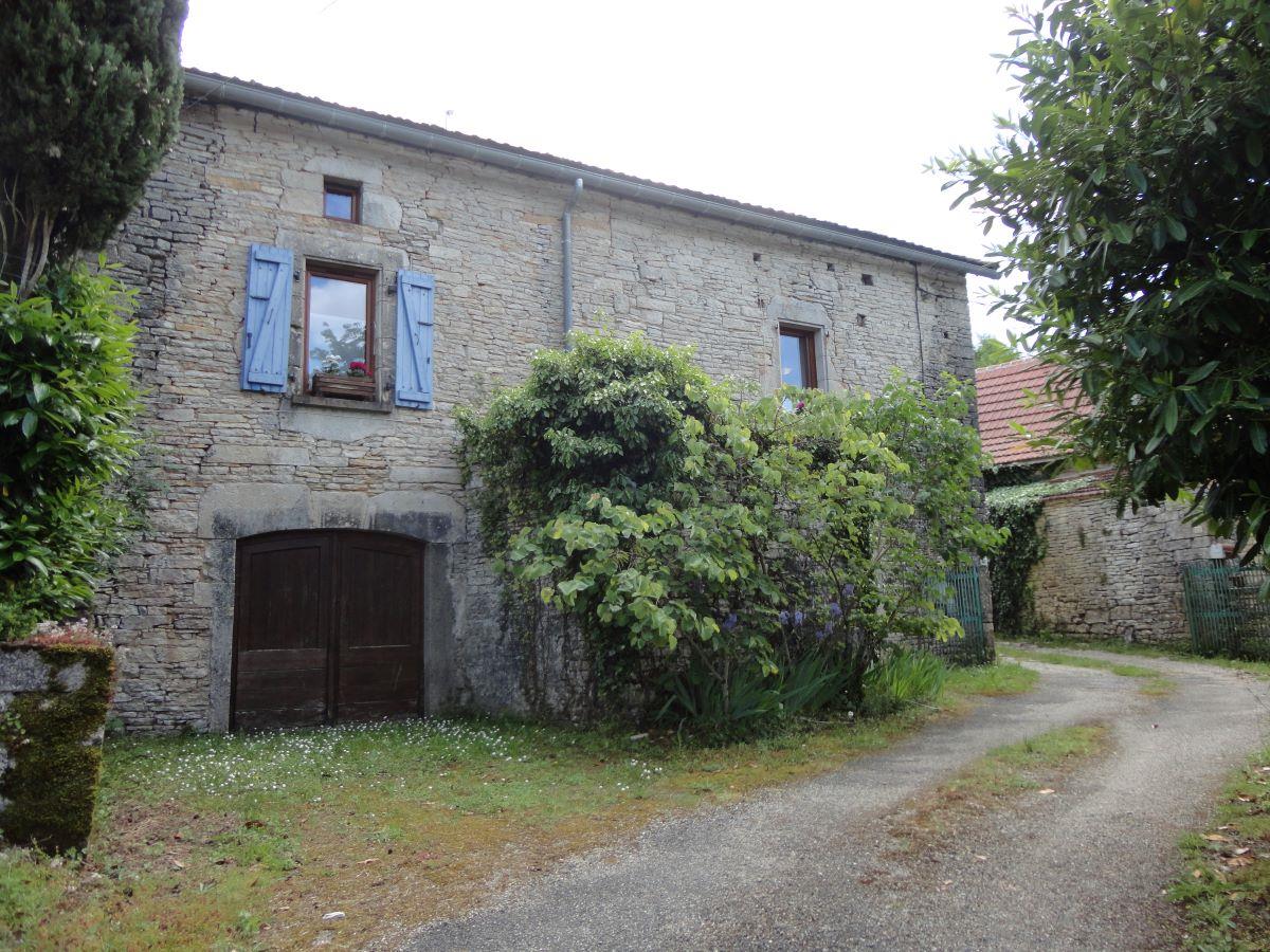 In a hamlet near Crayssac, stone house in excellent condition, with outbuildings.