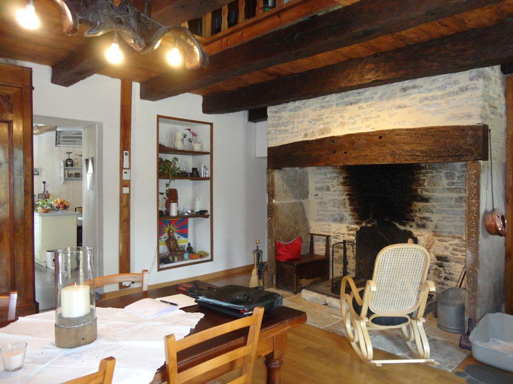 In a hamlet near Crayssac, stone house in excellent condition, with outbuildings.