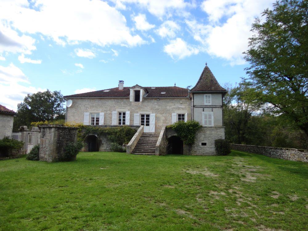 Beautiful and large family property with dovecote. Excellent condition