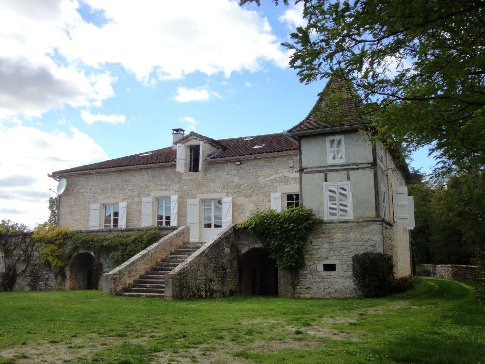 Beautiful and large family property with dovecote. Excellent condition