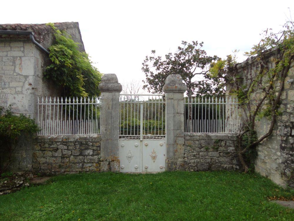 Beautiful and large family property with dovecote. Excellent condition