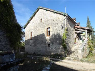 Typisches Quercy-Haus in ausgezeichnetem Zustand mit Steinscheune