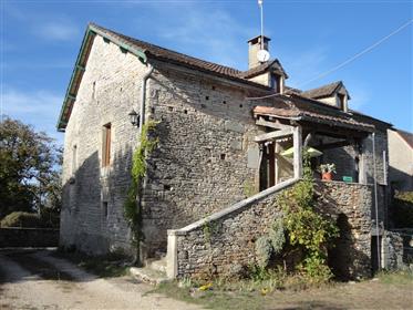 Typisches Quercy-Haus in ausgezeichnetem Zustand mit Steinscheune