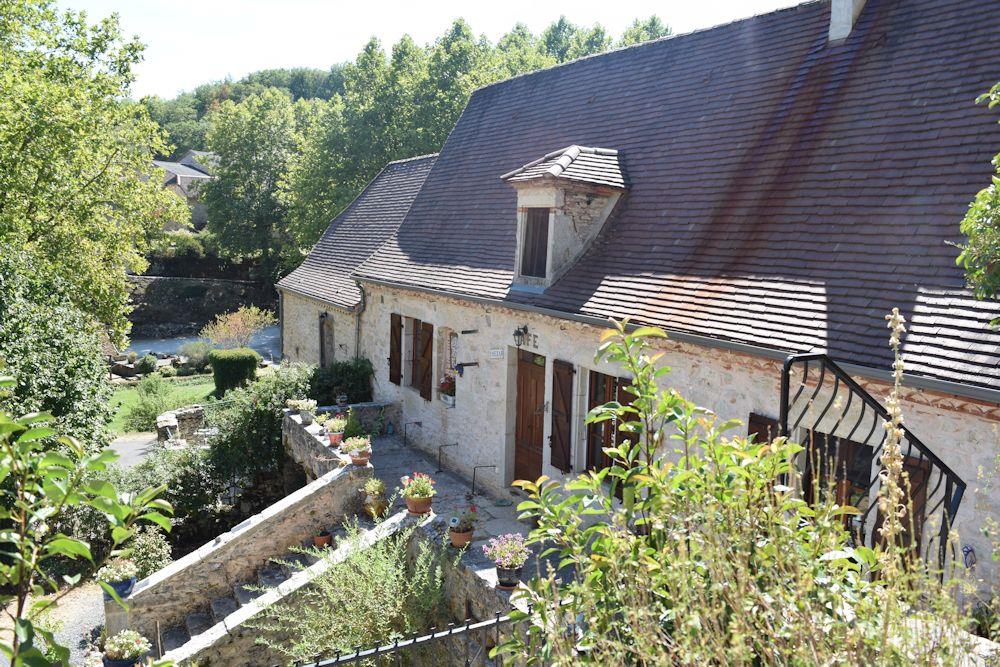 Stone house with gîte and barn. Very good general condition. Charm