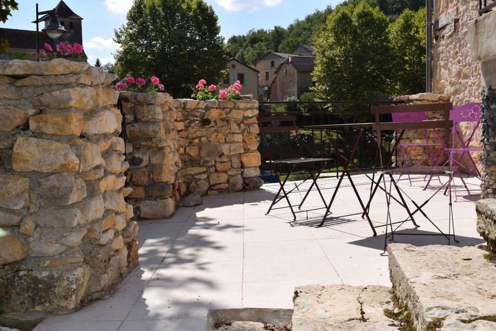 Stone house with gîte and barn. Very good general condition. Charm