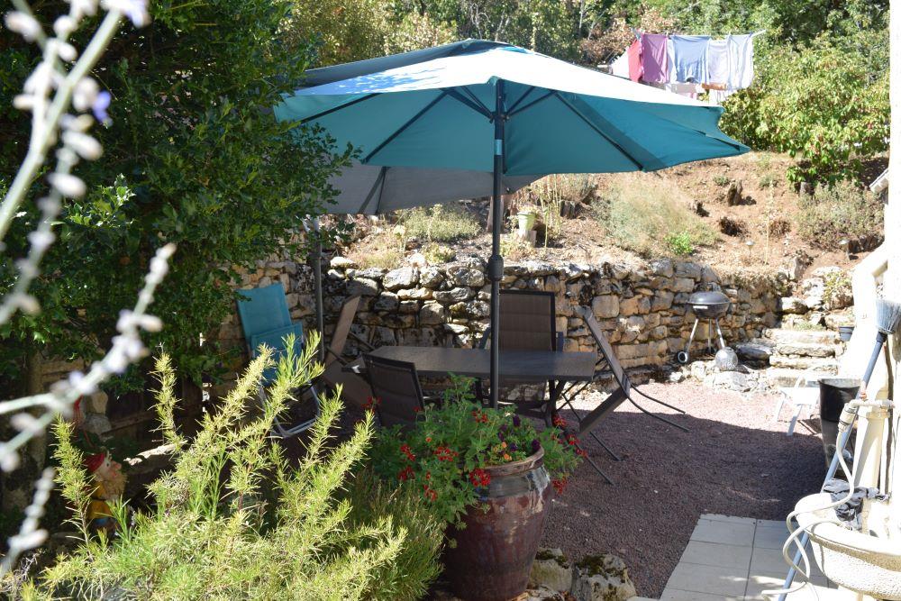 Stone house with gîte and barn. Very good general condition. Charm