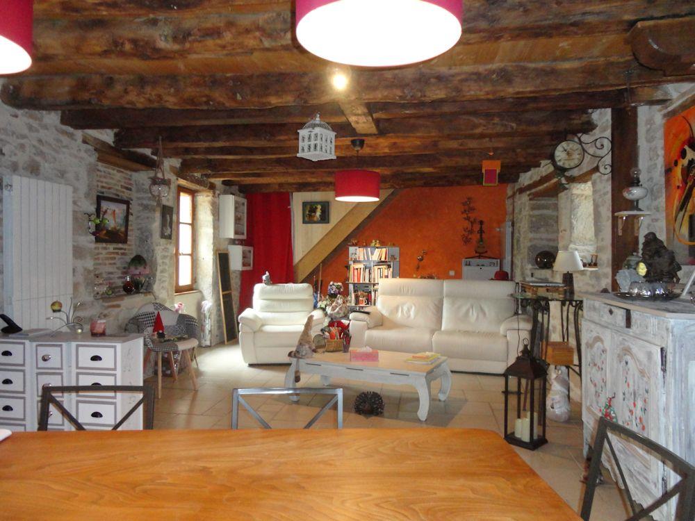 Stone house with gîte and barn. Very good general condition. Charm