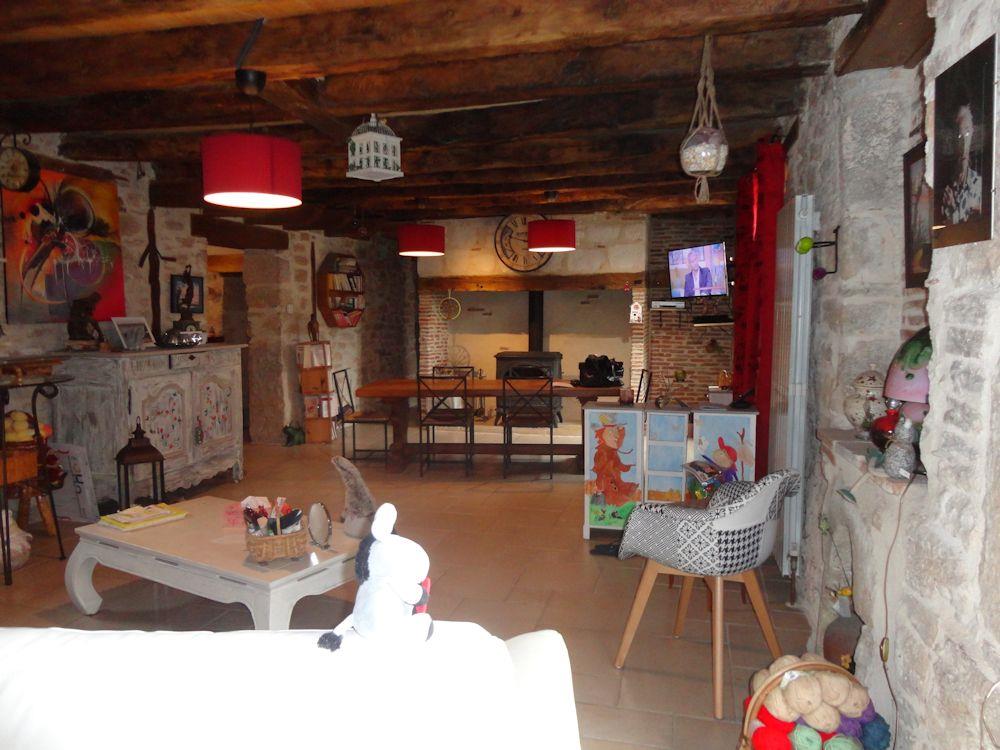 Stone house with gîte and barn. Very good general condition. Charm
