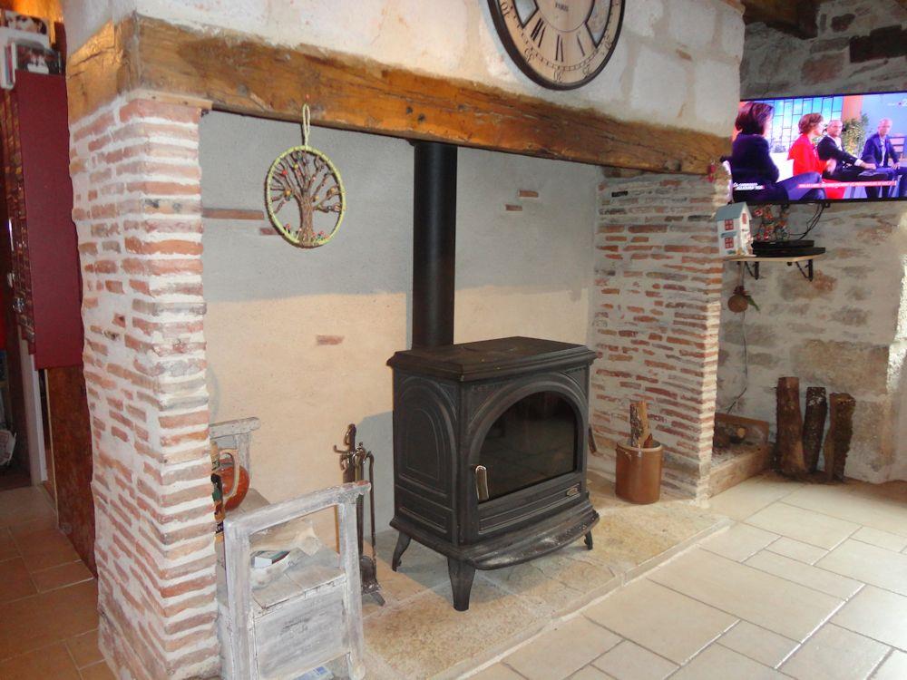 Stone house with gîte and barn. Very good general condition. Charm
