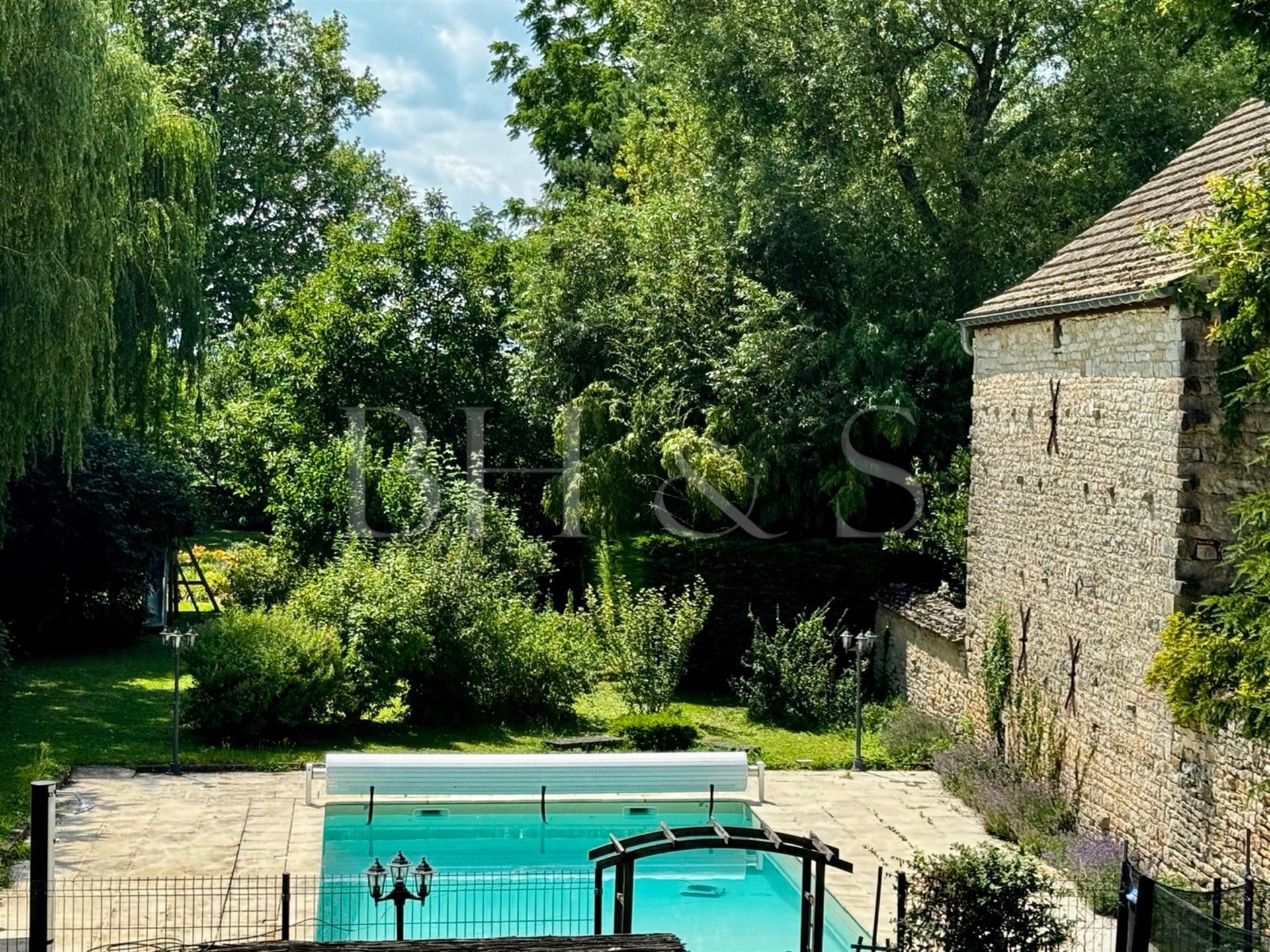 Beautiful stone house with swimming pool and outbuildings, near Beaune