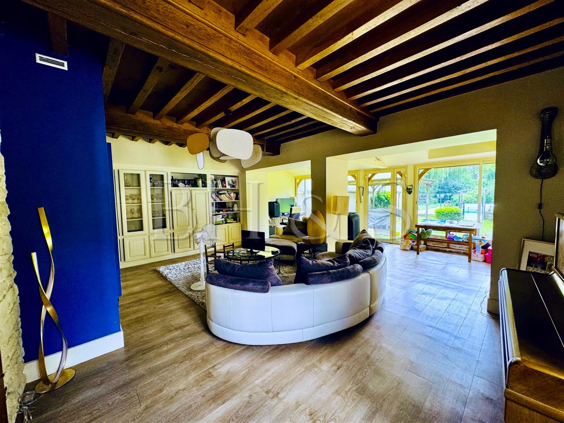 Beautiful stone house with swimming pool and outbuildings, near Beaune