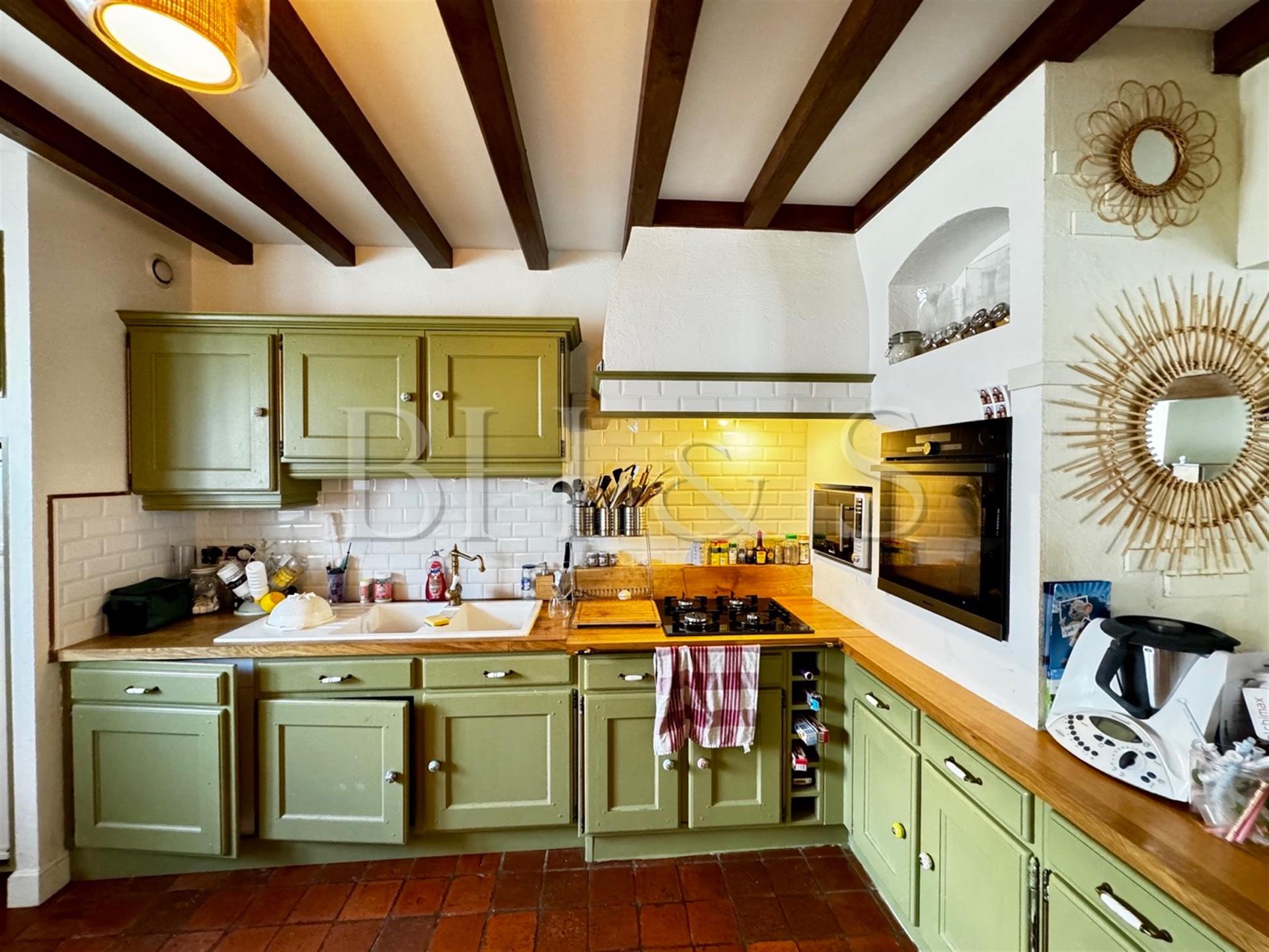 Beautiful stone house with swimming pool and outbuildings, near Beaune