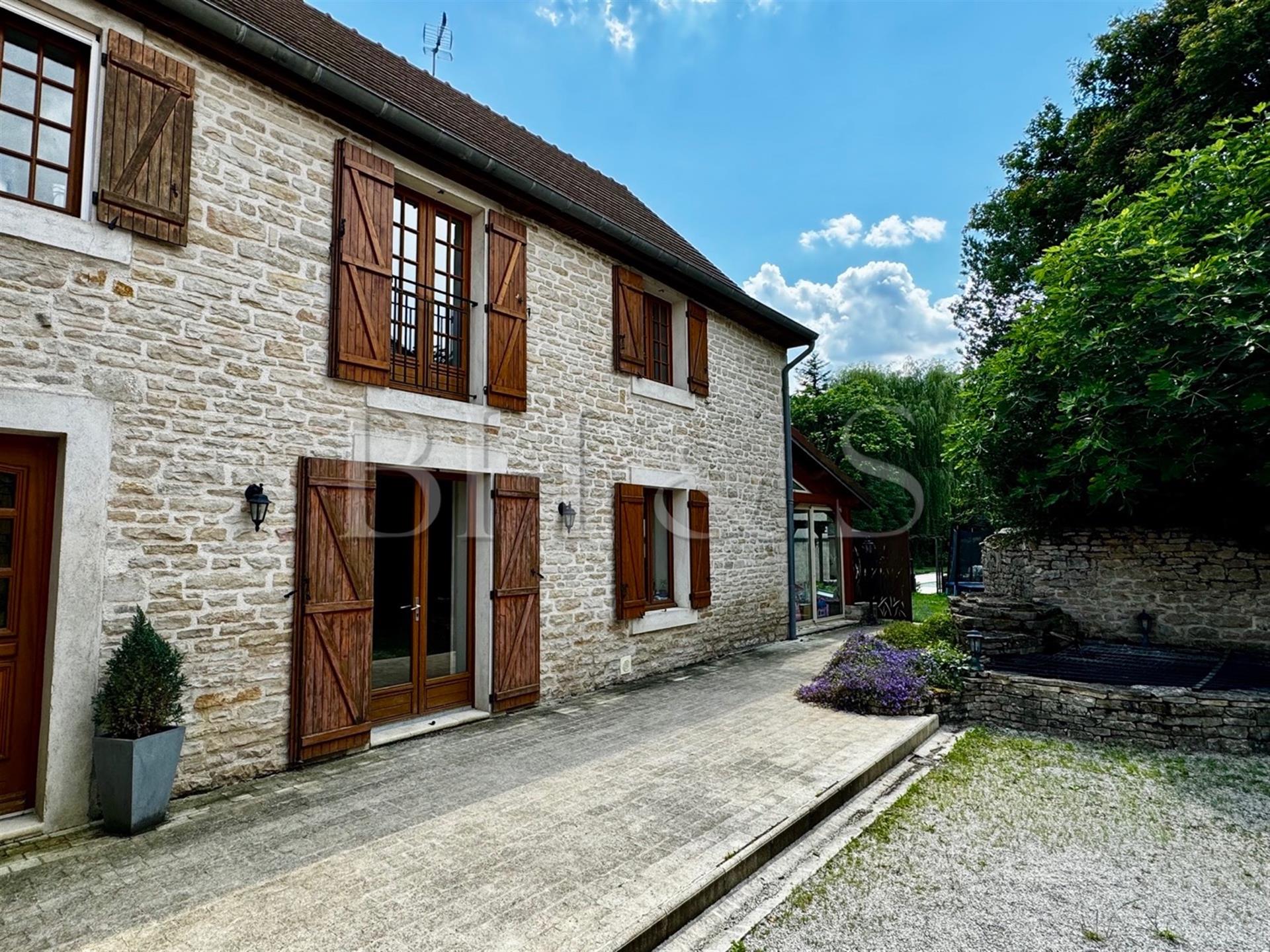 Beautiful stone house with swimming pool and outbuildings, near Beaune