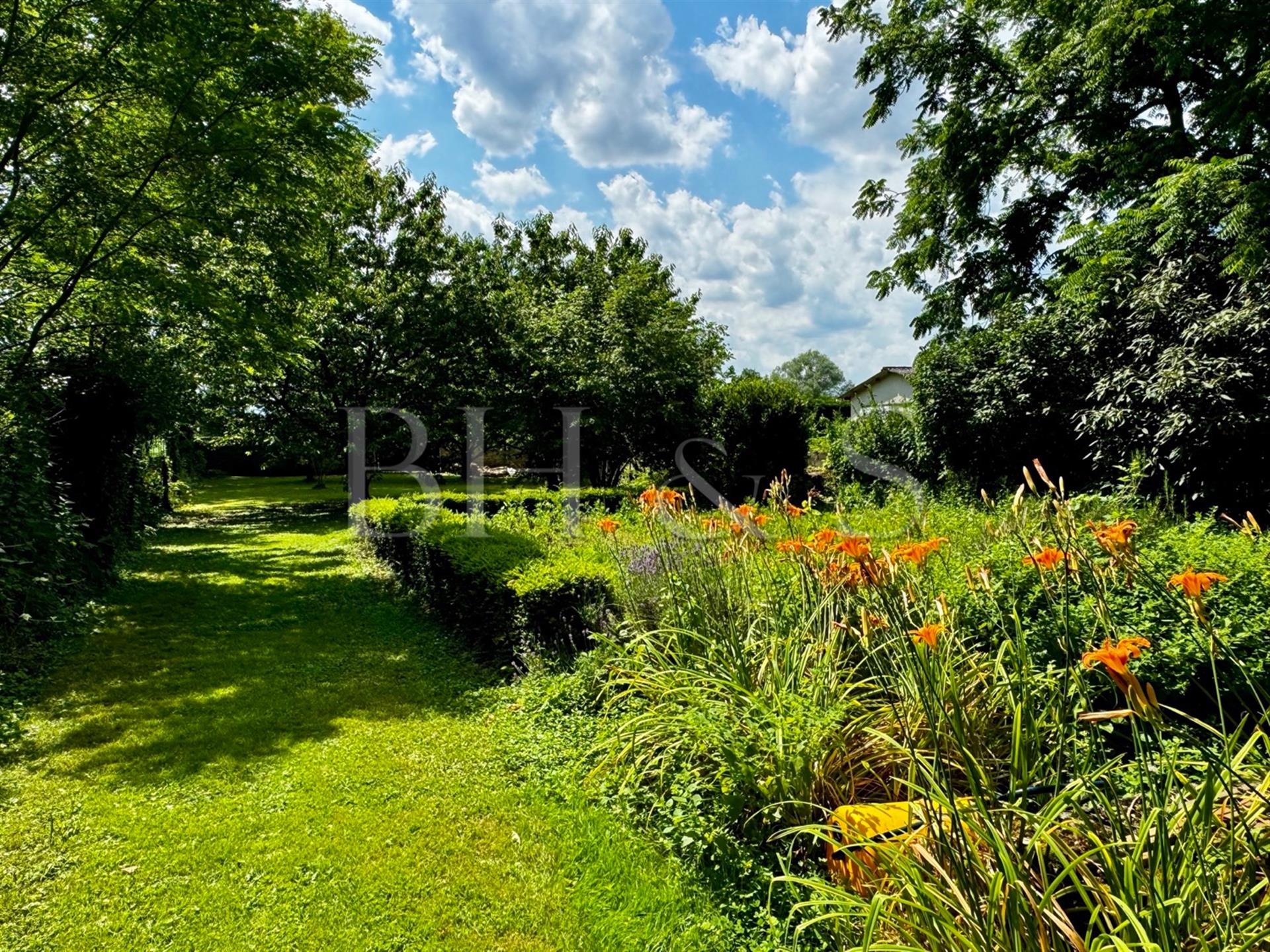 Beautiful stone house with swimming pool and outbuildings, near Beaune