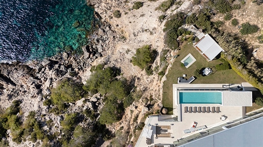 Impressionnante villa avec accès privé à la mer