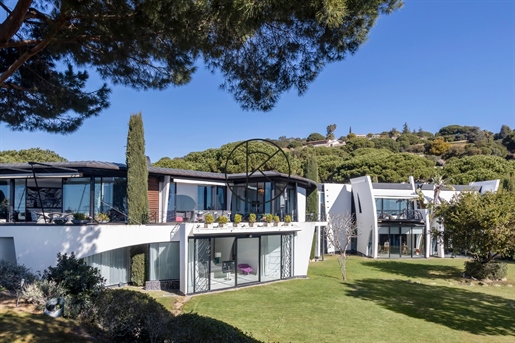 Architectural villa overlooking the sea and the city of Barcelona.