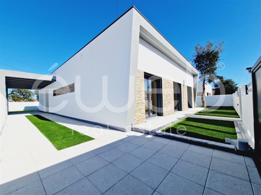 Detached Single Storey T4 (New) with Swimming Pool. Located in Setúbal, Quinta da Serralheira.