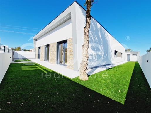 Detached Single Storey T4 (New) with Swimming Pool. Located in Setúbal, Quinta da Serralheira.
