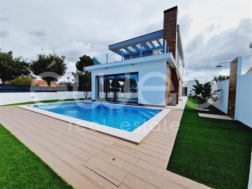 Freistehendes T4-Haus mit Pool und Garage, Azeitão
