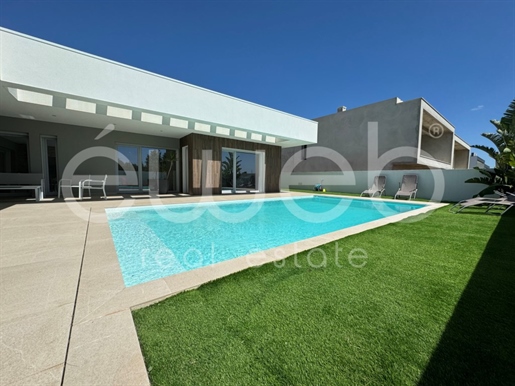Detached T3 Single Storey House with Swimming Pool in Padeiras, Setúbal